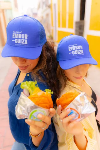 Chicas con hamburguesas
